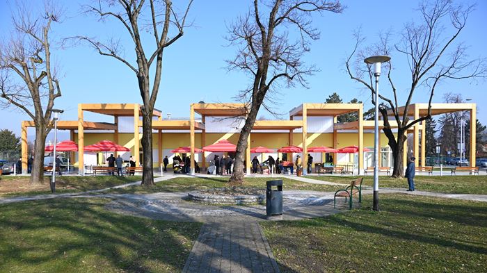 Klupa bez naslona u obliku kružnice koja se nalazi uz rub zelenog otoka.