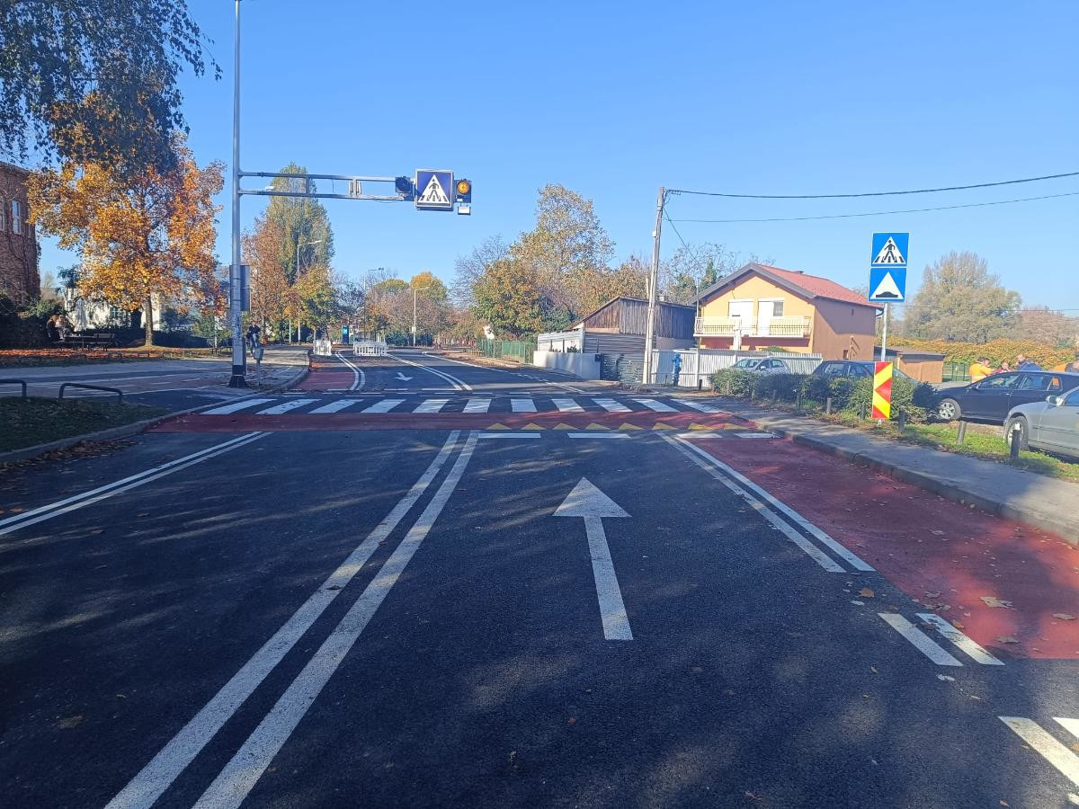 Slika pješačkog prijelaza sa biciklističkom stazom na Krapinskoj ulici.